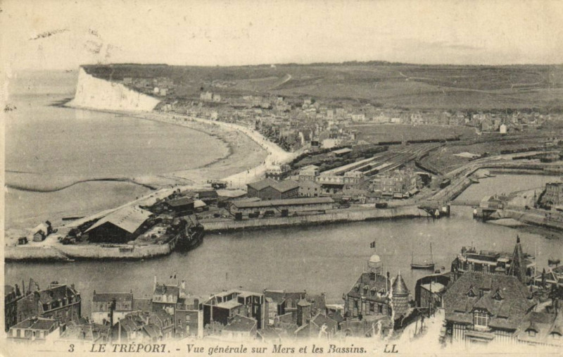 Carte postale ancienne Le Treport - Vue générale-sur-MERs et les Bassins au Tréport