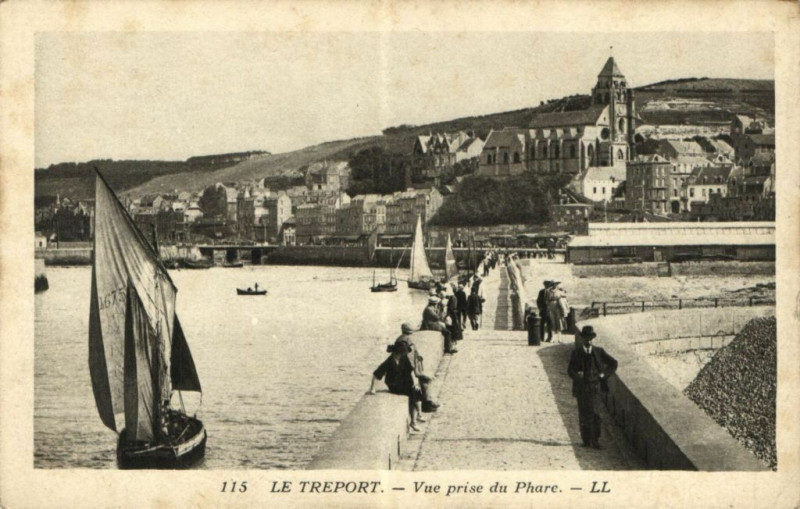 Carte postale ancienne Le Treport - Vue prise du Phare au Tréport
