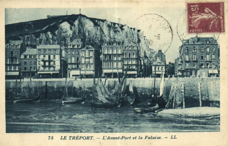 Carte postale ancienne Le Treport - L'Avant-Port et la Falaise au Tréport
