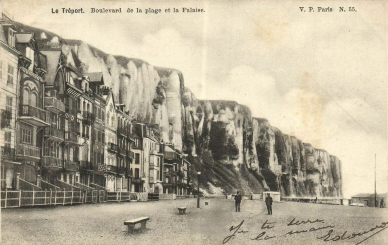 Carte postale ancienne Le Treport Boulevard de la plage et la Falaise