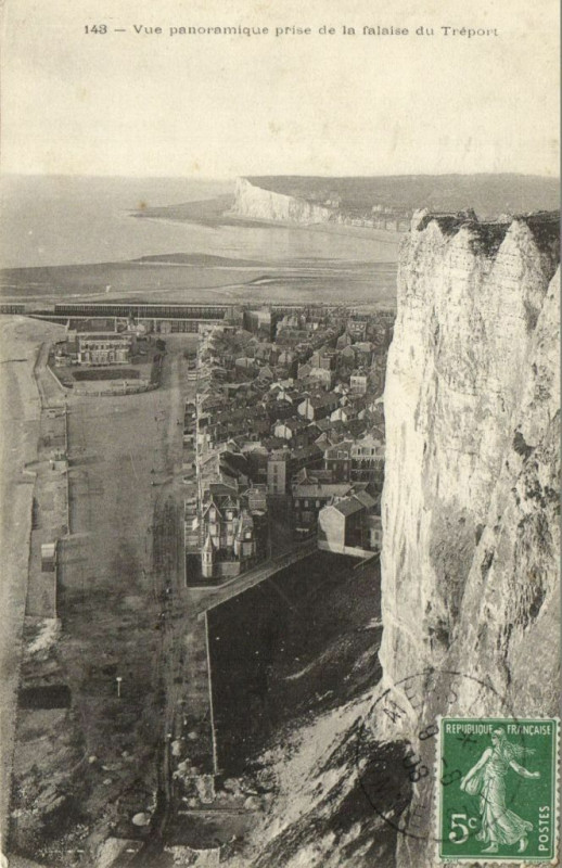 Carte postale ancienne Vue panoramique prise de la falaise du Treport