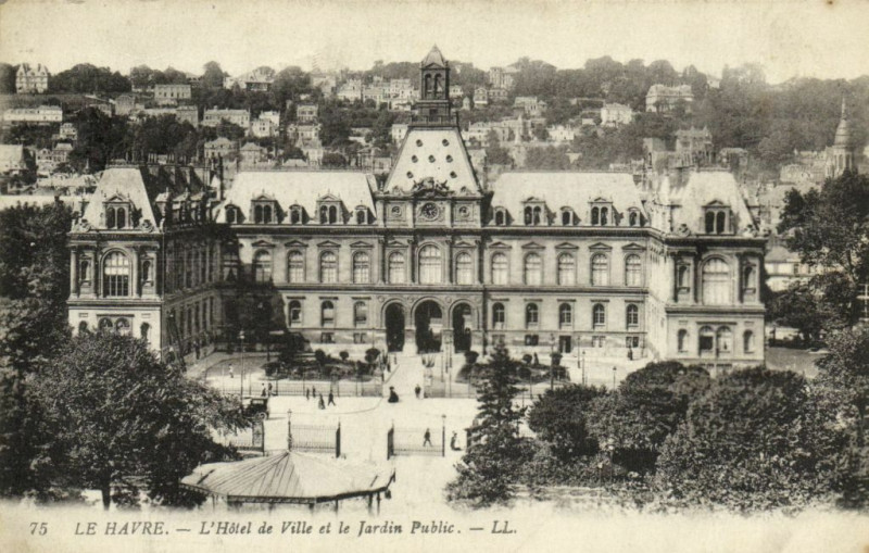 Carte postale ancienne Le Havre - L'Hotel de Ville et le Jardin Public au Havre