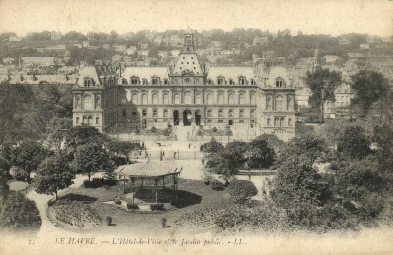 Carte postale ancienne Le Havre - L'Hotel de Ville et le Jardin Public au Havre