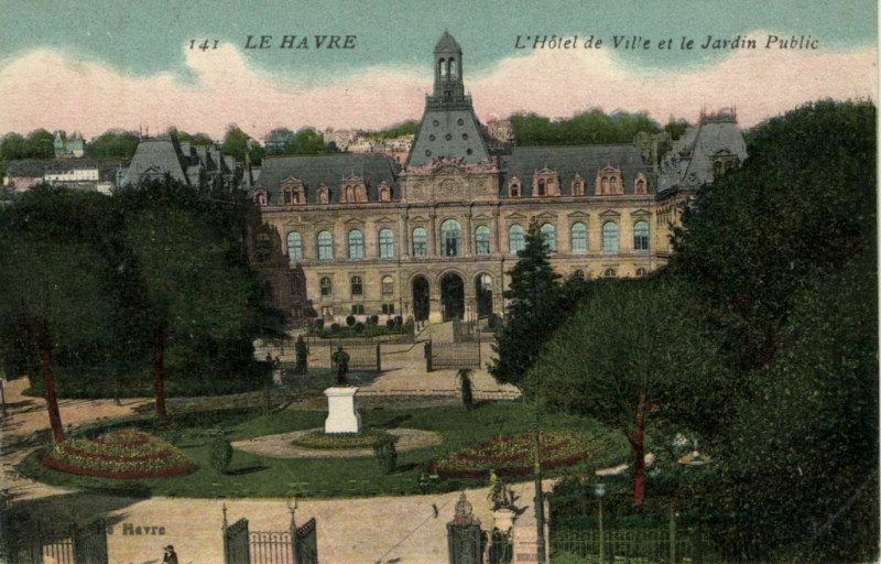 Carte postale ancienne Le Havre - L'Hotel de Ville et le Jardin Public au Havre