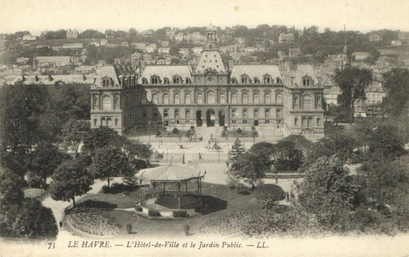 Carte postale ancienne Le Havre - L'Hotel-de-Ville et le Jardin Public au Havre