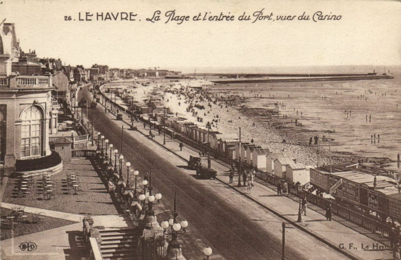 Carte postale ancienne Le Havre - La Plage et l'entrée du Port vues du Casino au Havre