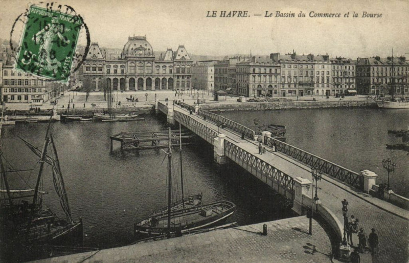 Carte postale ancienne Le Havre - Le Bassin du Commerce et la Bourse au Havre