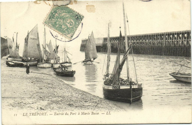 Carte postale ancienne Le Treport - Entrée du Port a Marée Basse au Tréport