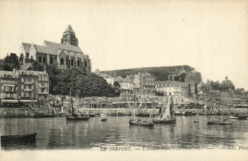 Carte postale ancienne Le Treport - L'Avant-Port au Tréport