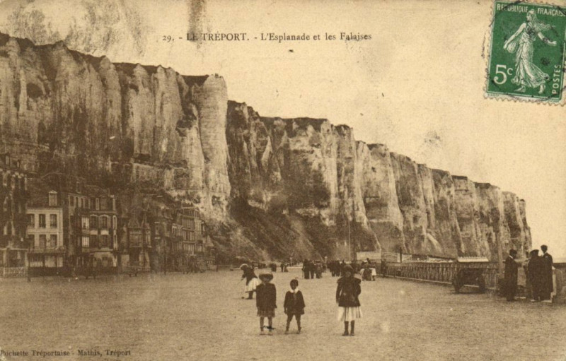 Carte postale ancienne Le Treport - L'Esplanade et les Falaises au Tréport