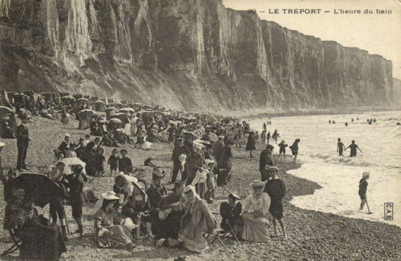 Carte postale ancienne Le Treport - L'heure du bain au Tréport