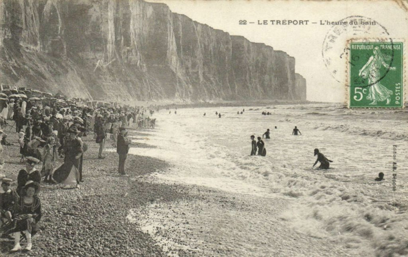 Carte postale ancienne Le Treport - l'heure du bain au Tréport