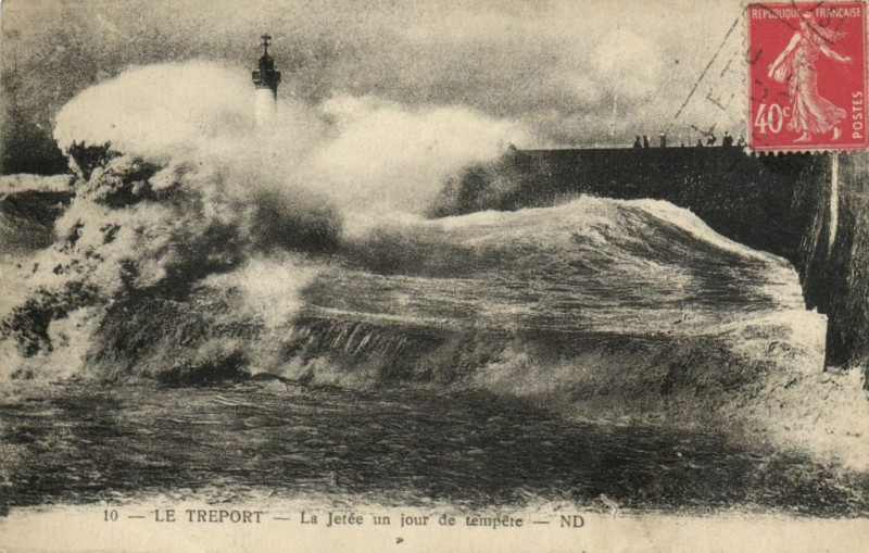 Carte postale ancienne Le Treport - La Jetée un jour de tempete au Tréport