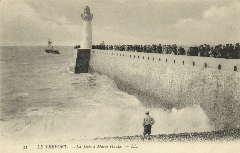 Carte postale ancienne Le Treport - La Jetée a Marée Haute au Tréport