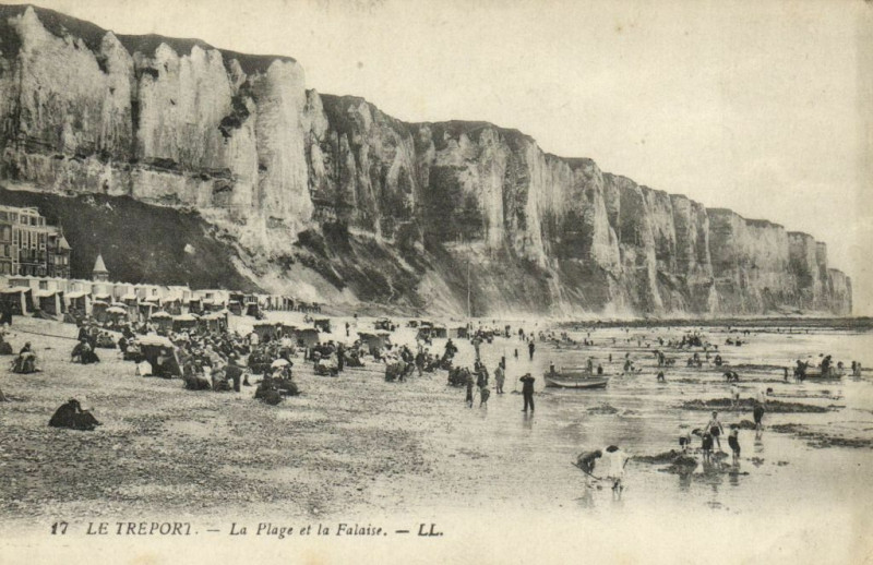 Carte postale ancienne Le Treport - La Plage et la Falaise au Tréport