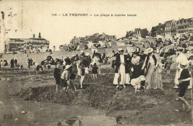 Carte postale ancienne Le Treport - La plage a marée basse au Tréport