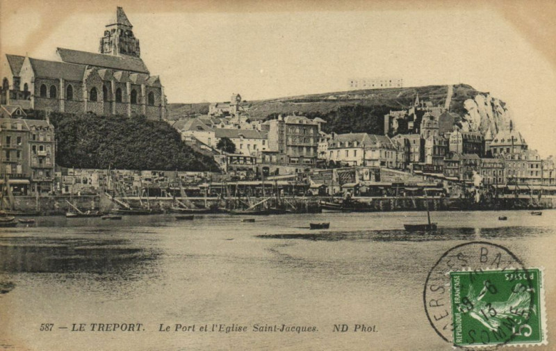 Carte postale ancienne Le Treport - Le Port et L'Eglise Saint-Jacques au Tréport