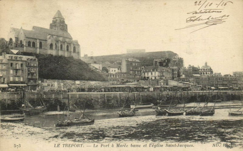 Carte postale ancienne Le Treport - Le Port a Marée basse et l'Eglise Saint-Jacques au Tréport