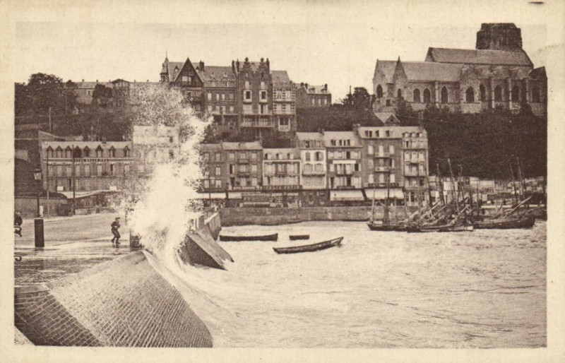 Carte postale ancienne Le Treport - Un Coin du Port par gros Temps au Tréport