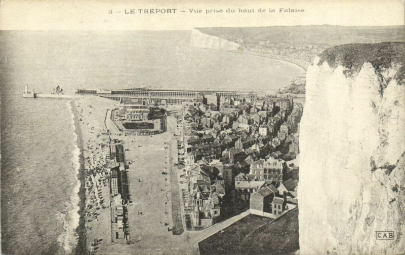 Carte postale ancienne Le Treport - Vue prise du haut de la Falaise au Tréport