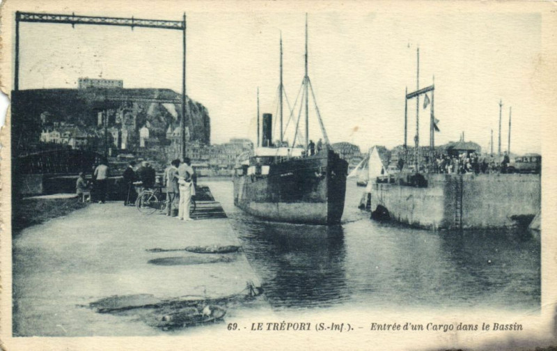 Carte postale ancienne Le Treport (S Inf) Entrée d'un Cargo dans le Bassin
