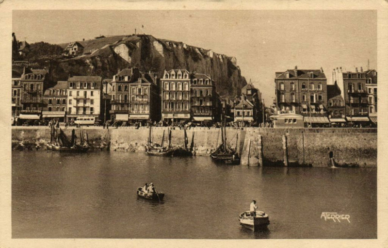 Carte postale ancienne Le Treport (Saint-Inferieure) Le quai Francois I.er et les passeurs à Eu