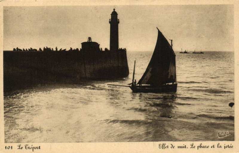 Carte postale ancienne Le Treport - Effet de nuit.Le phare et la jetée au Tréport