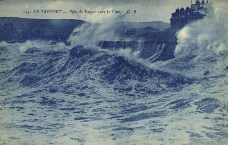 Carte postale ancienne Le Treport - Effet de Vagues vers la Gare au Tréport