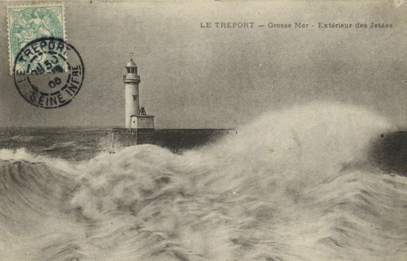 Carte postale ancienne Le Treport - Grosse Mer - Exterieur des Jetée au Tréport