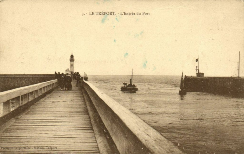 Carte postale ancienne Le Treport - L'Entrée du Port au Tréport