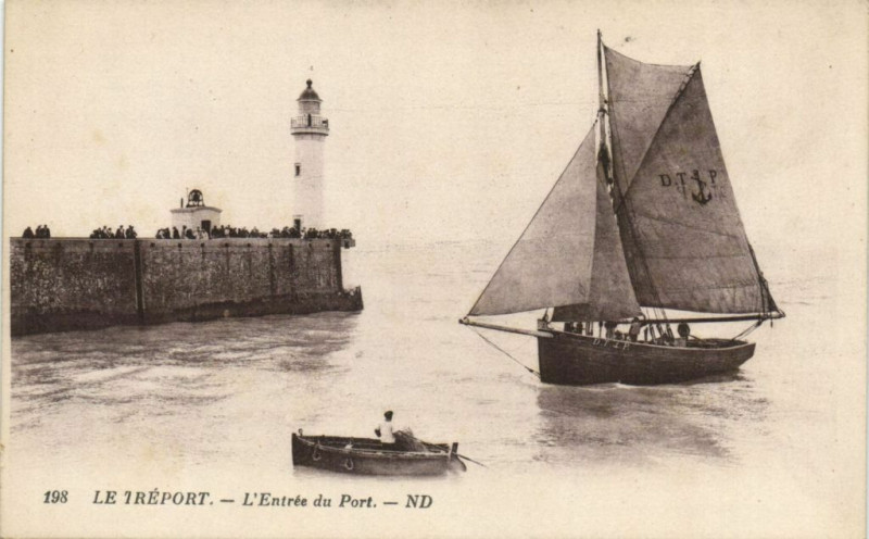 Carte postale ancienne Le Treport - L'Entrée du Port au Tréport