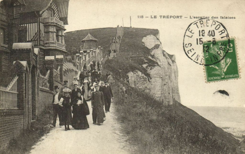 Carte postale ancienne Le Treport - L'escalier des falaises au Tréport
