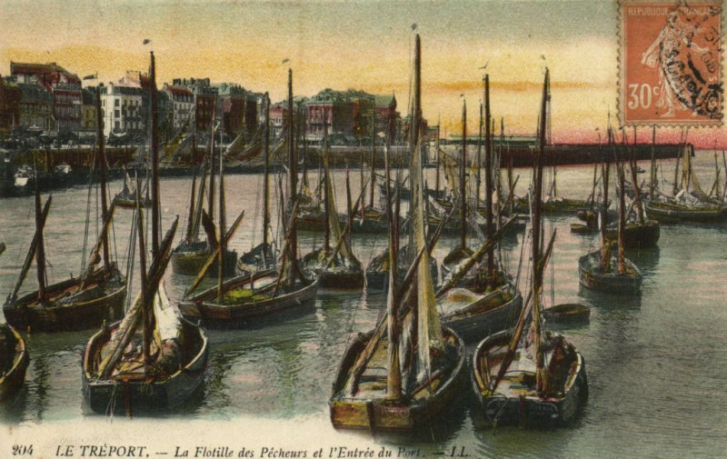 Carte postale ancienne Le Treport - La Flotille de Pecheurs et l'Entrée du Port au Tréport