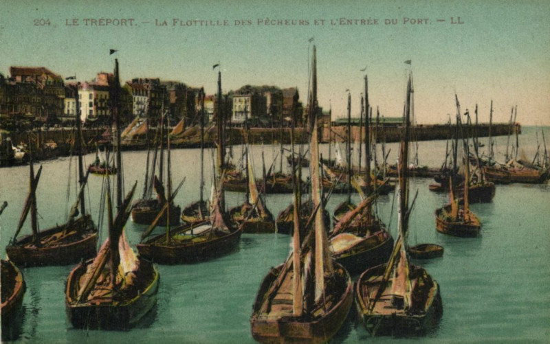 Carte postale ancienne Le Treport - La Flottille des Pecheurs et l'Entrée du Port au Tréport