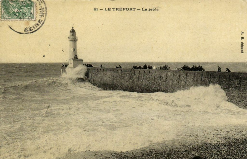 Carte postale ancienne Le Treport - La jetée au Tréport
