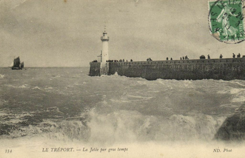 Carte postale ancienne Le Treport - La Jetée par gros tempe au Tréport