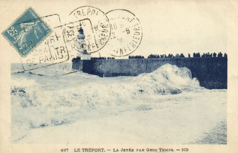 Carte postale ancienne Le Treport - La Jetée par gros temps au Tréport