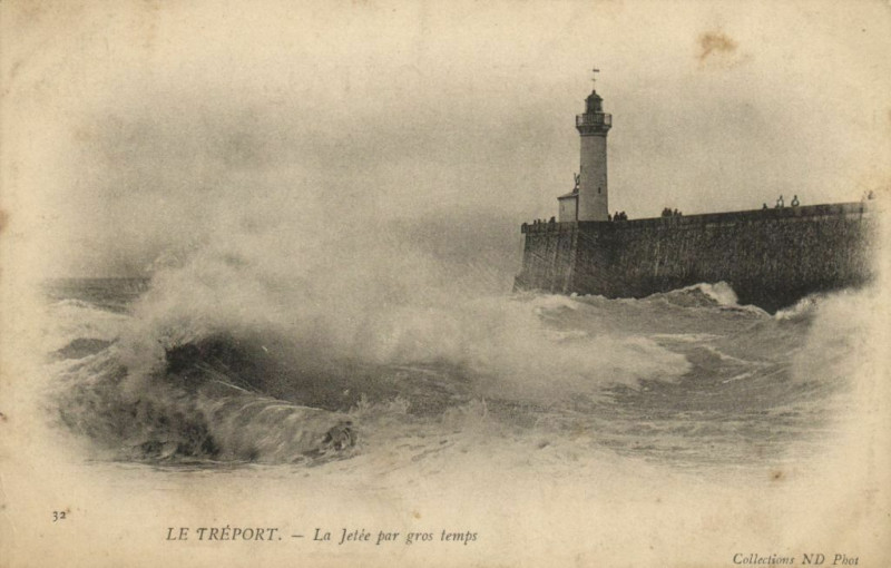 Carte postale ancienne Le Treport - La Jetée par gros temps au Tréport
