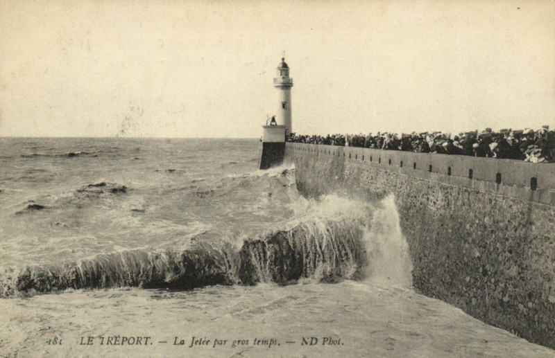Carte postale ancienne Le Treport - La Jetée par gros temps au Tréport