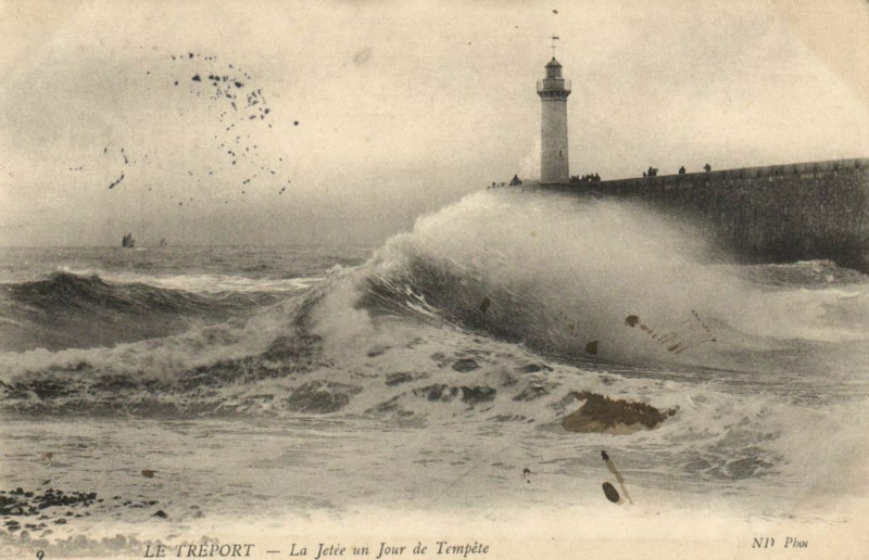 Carte postale ancienne Le Treport - La Jetée un Jour de Tempete au Tréport