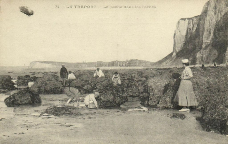 Carte postale ancienne Le Treport - La peche das les roches au Tréport