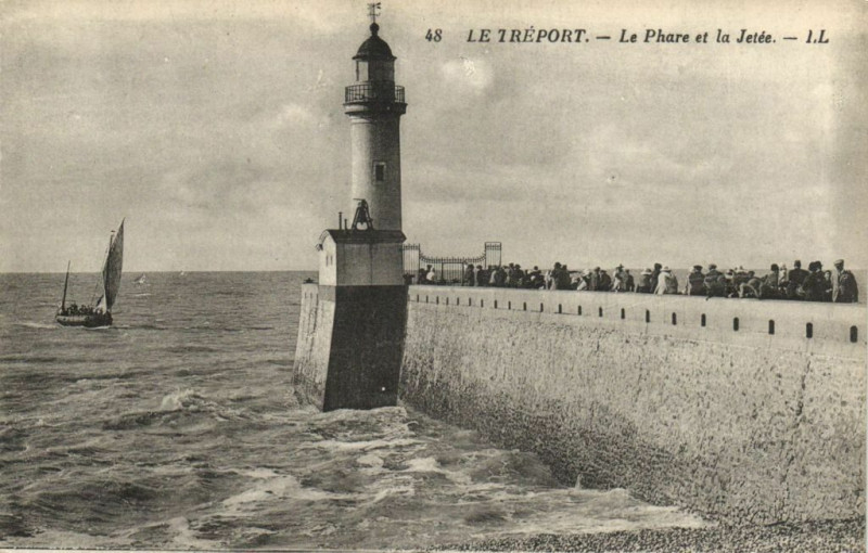 Carte postale ancienne Le Treport - La Phare et la Jetée au Tréport