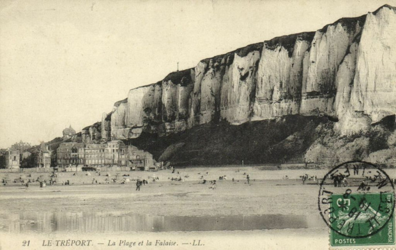 Carte postale ancienne Le Treport - La Plage et la Falaise au Tréport