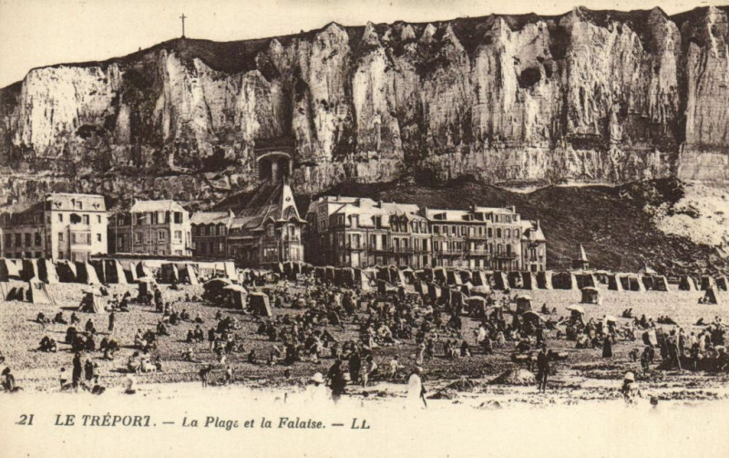 Carte postale ancienne Le Treport - La Plage et la Falaise au Tréport