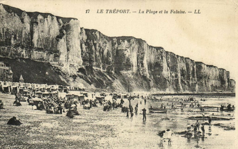 Carte postale ancienne Le Treport - La Plage et la Falaise au Tréport