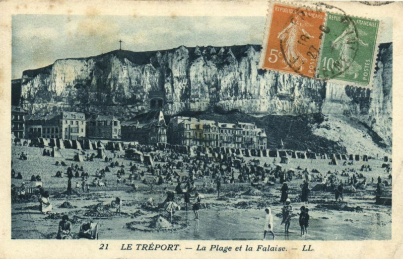 Carte postale ancienne Le Treport - La Plage et la Falaise au Tréport