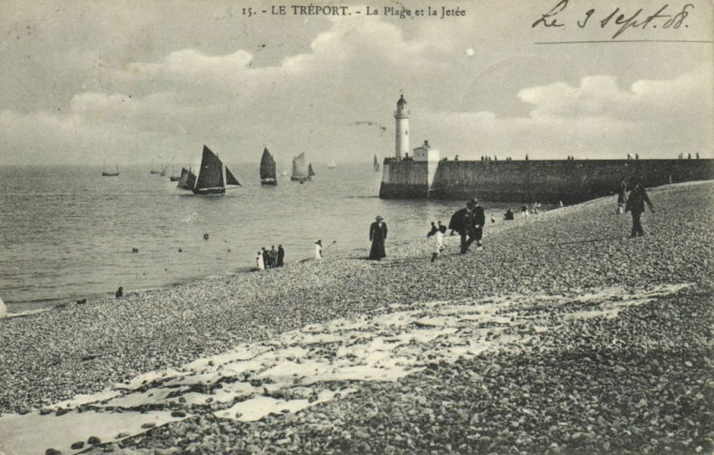 Carte postale ancienne Le Treport - La Plage et la Jetée au Tréport