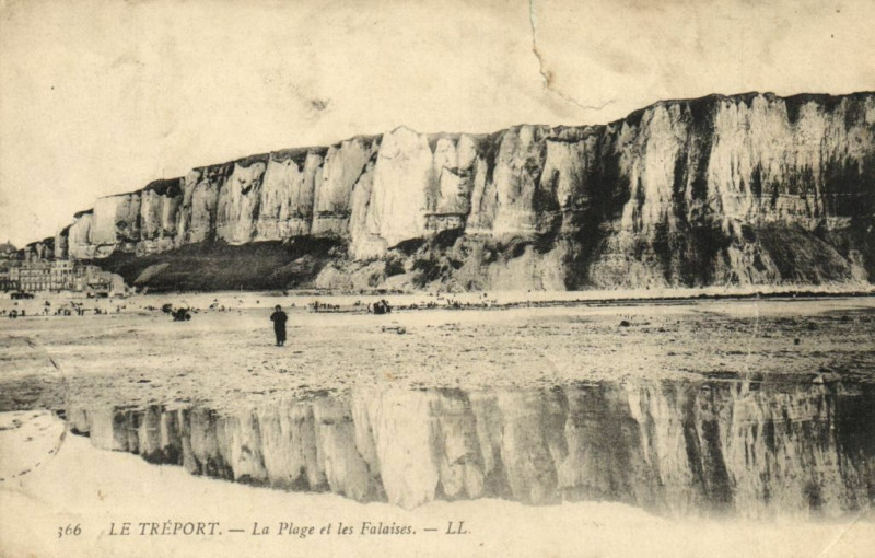 Carte postale ancienne Le Treport - La Plage et les Falaises au Tréport