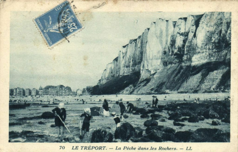 Carte postale ancienne Le Treport - La Peche dans les Rochers au Tréport