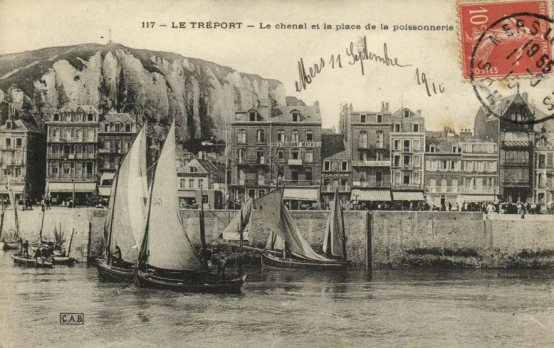 Carte postale ancienne Le Treport - Le chenal et la place de la poissonnerie au Tréport